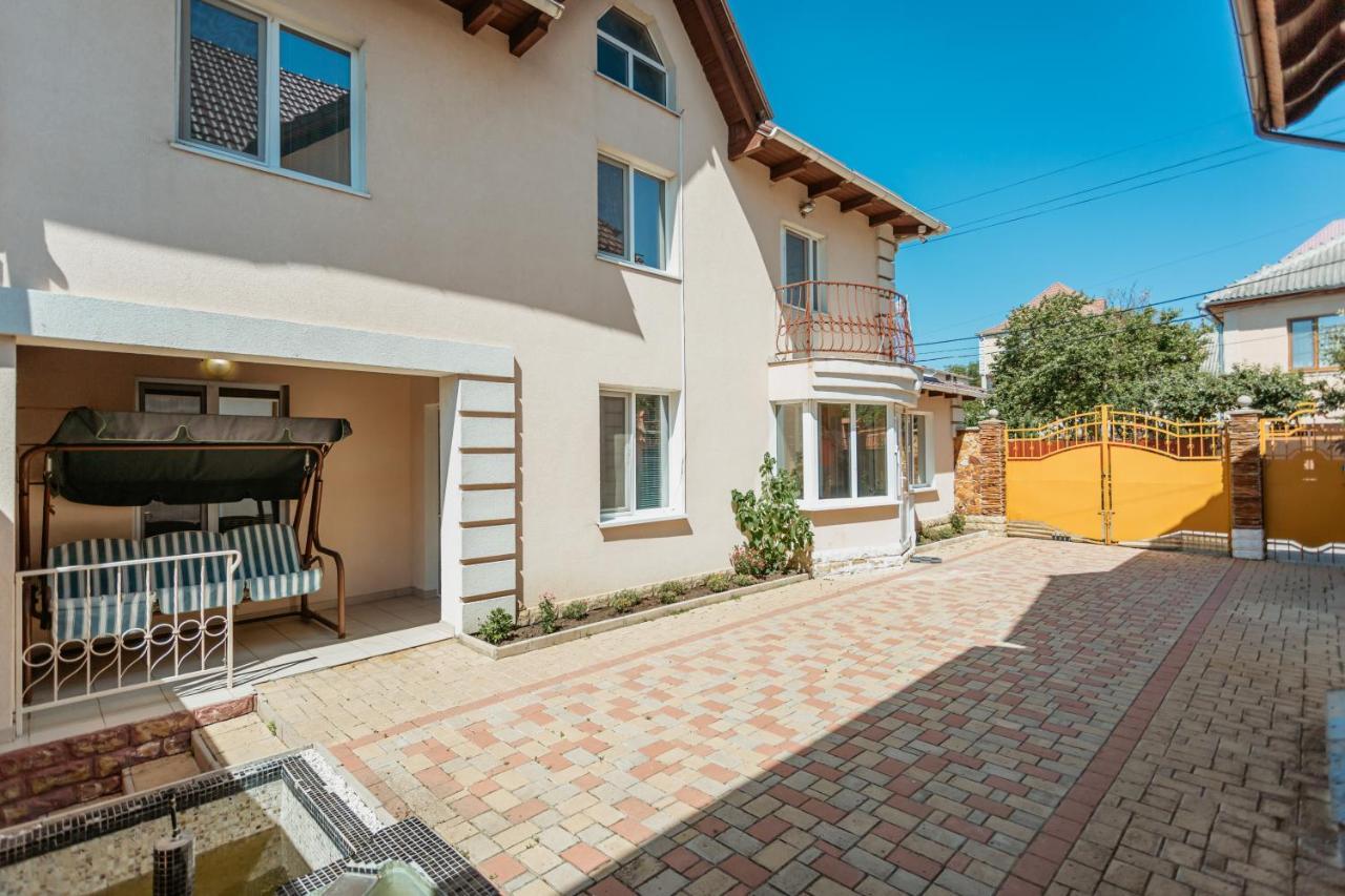 Bright And Cozy Home With Personal Terrace Chişinău Extérieur photo